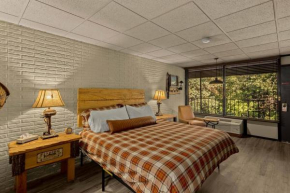 Stonegate Lodge King Bed WIFI 50 Roku TV Salt Water Pool Room #104